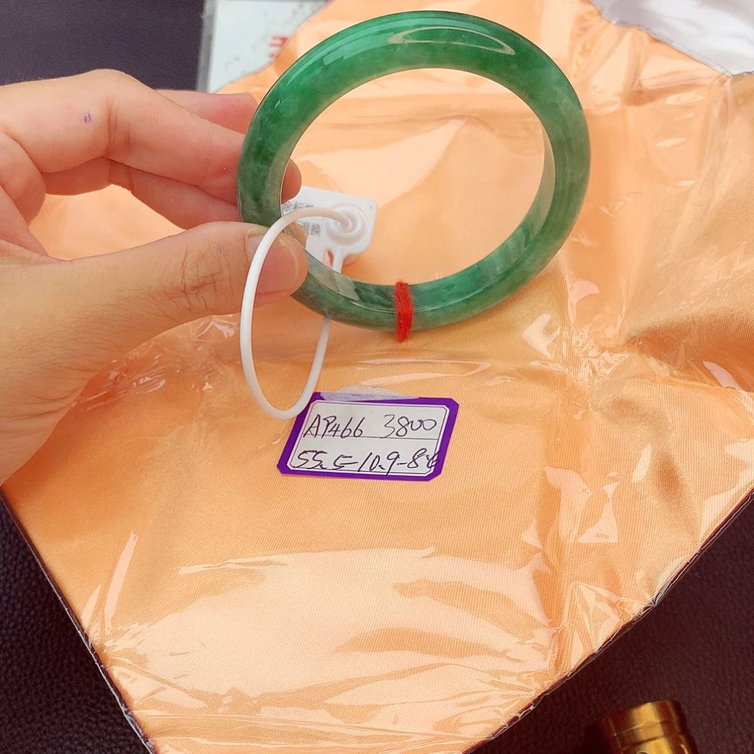 翡翠手镯未镶嵌翡翠