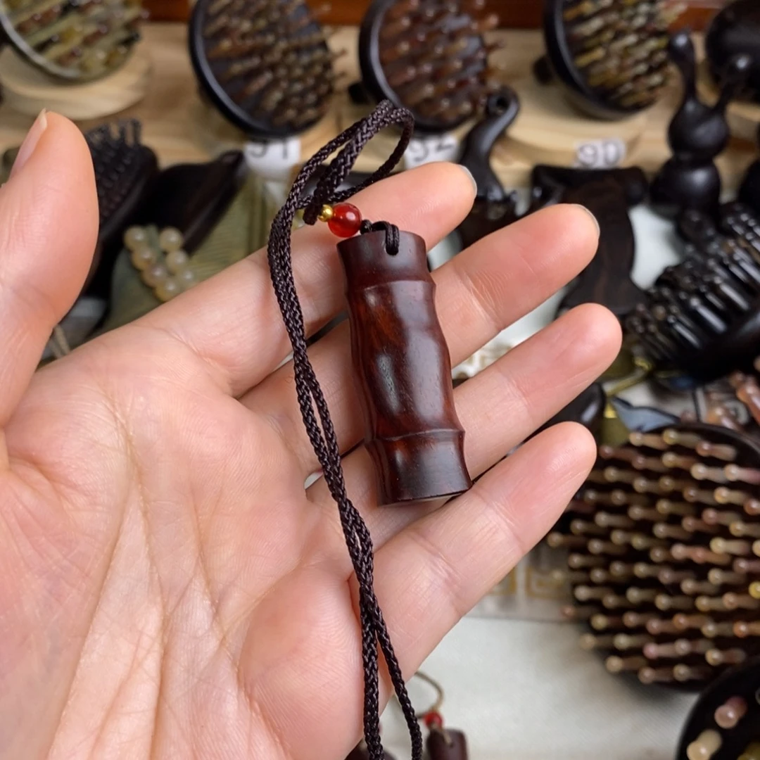 紫按摩梳子梳理一下自己