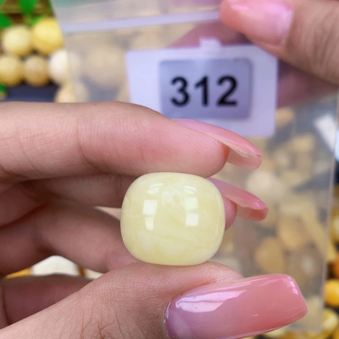 未镶嵌琥珀珠宝奇石18