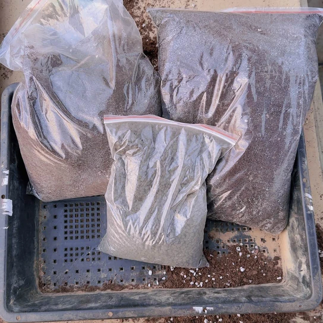 多肉两袋土➕一袋肥