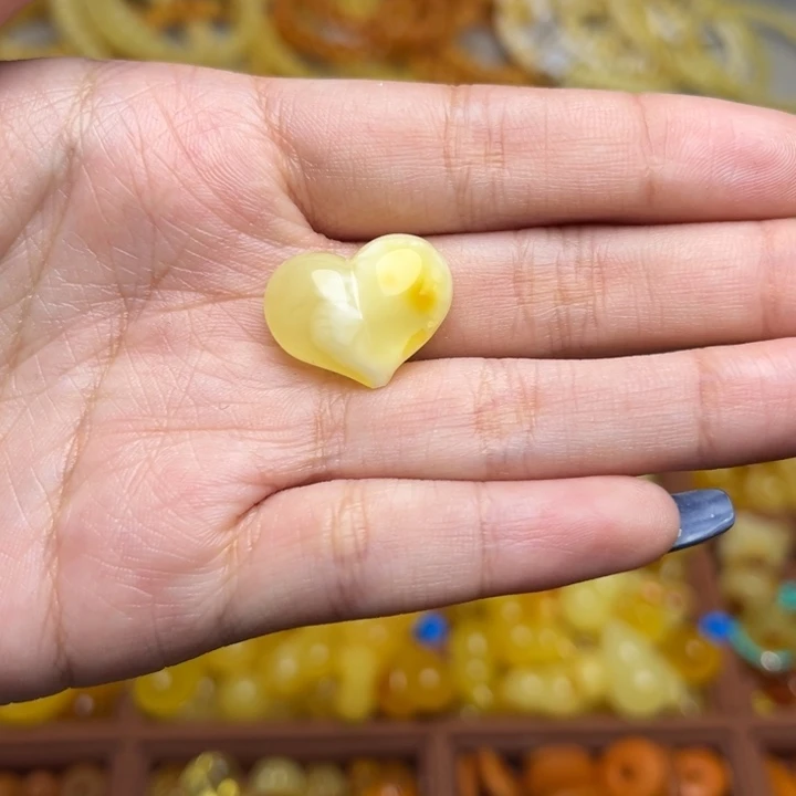 蜜蜡未镶嵌珠宝奇石-162-天然蜜蜡满蜡俏色桃心屁桃吊坠