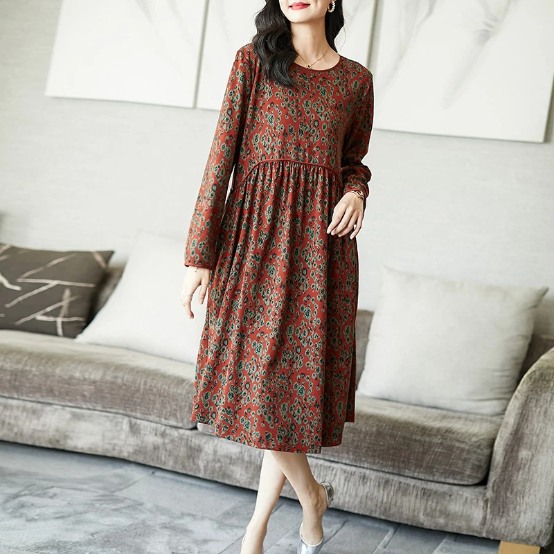 火袖495时尚圆领简约海皮绒2024秋冬小碎花中长款大码连衣裙女