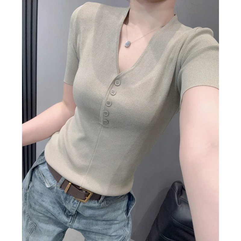 V领纽扣冰丝针织衫短袖女独特洋气百搭修身小衫设计感上衣夏欧货