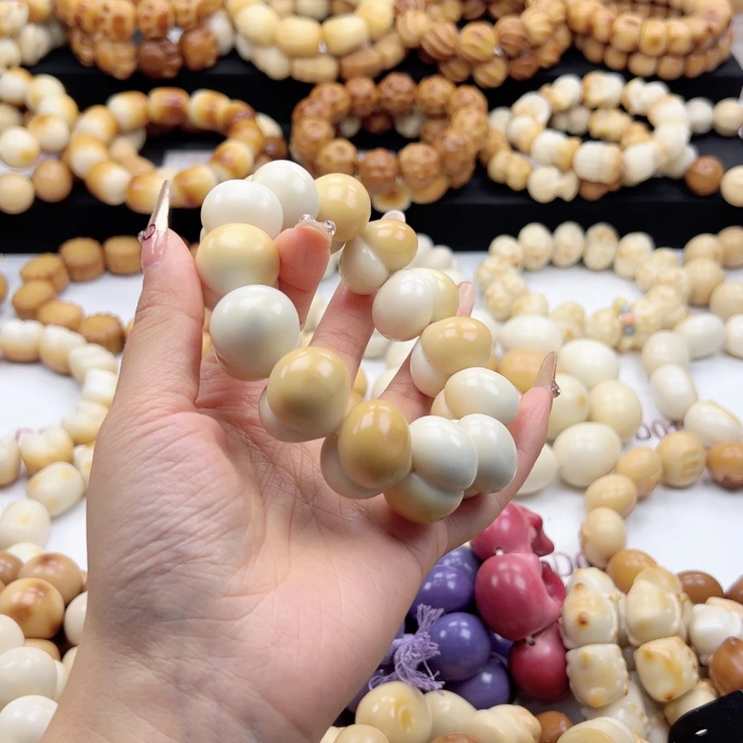 吊坠白玉菩提半壁色屁桃26卡生长纹