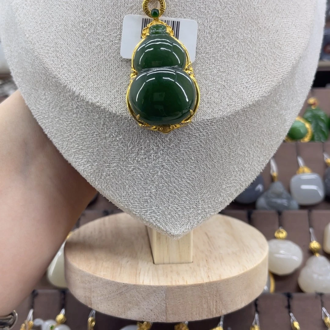 和田玉18K金镶嵌吊坠(赠链)