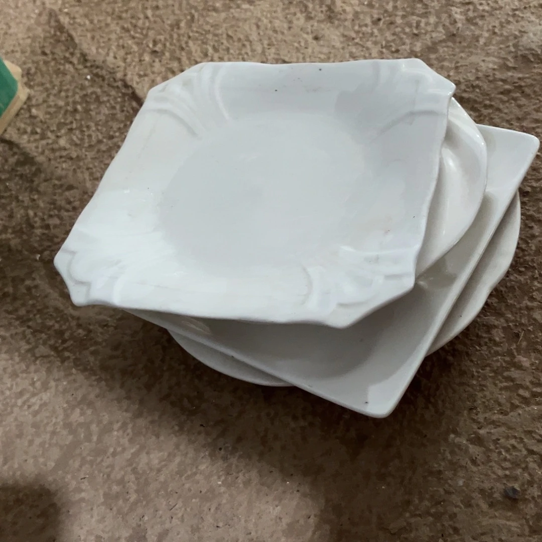 瓷白色四个碟子纯白色