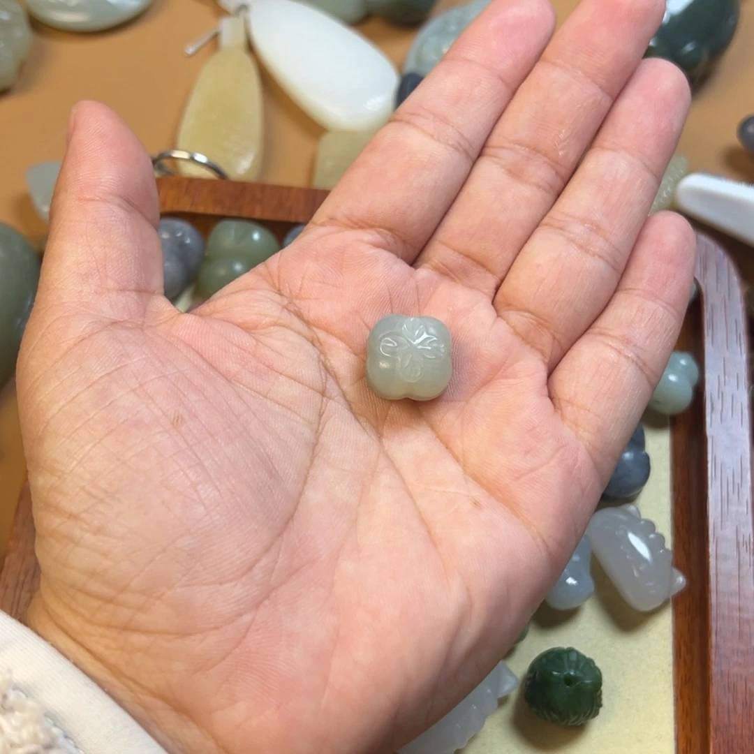 小***。颈饰未镶嵌和田玉（糖玉）