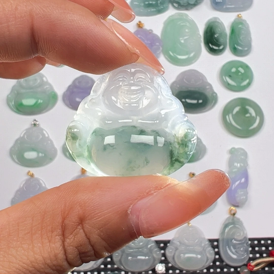 颈饰18K金镶嵌翡翠冰飘花佛公