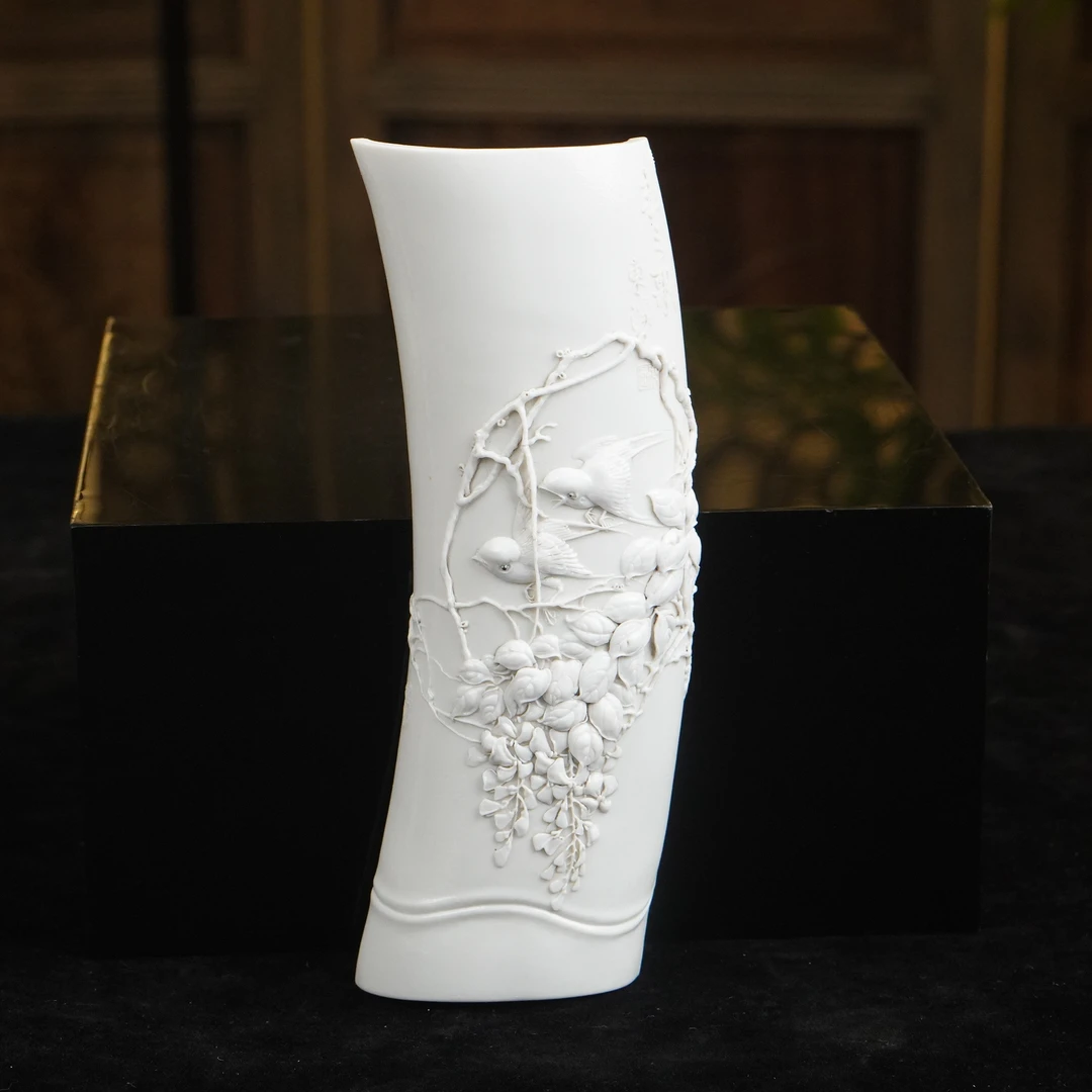 ‘刻心斋制’瓷雕笔搁（长18.2 宽6.2cm）