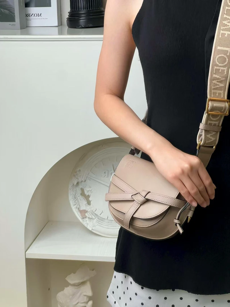 99新 LOEWE/罗意威 新款gate mini沙色斜跨包/优品