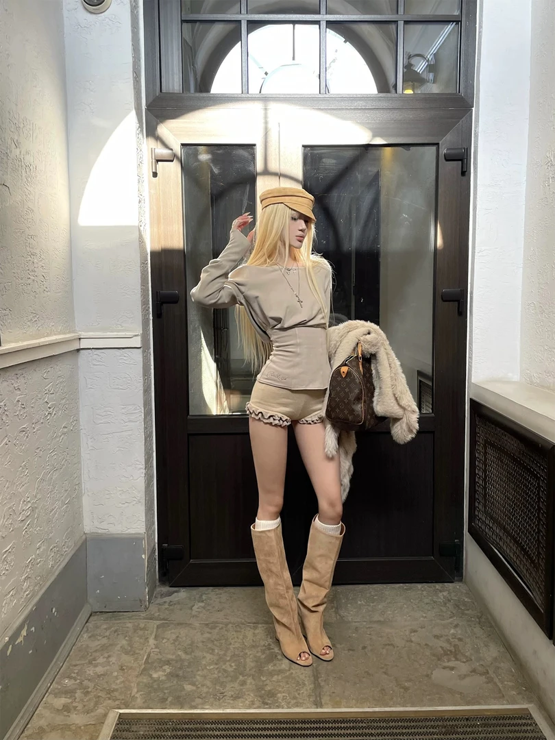 2025秋季新款设计感小众卡其收腰T恤打底衫配修身显瘦花边短裤女