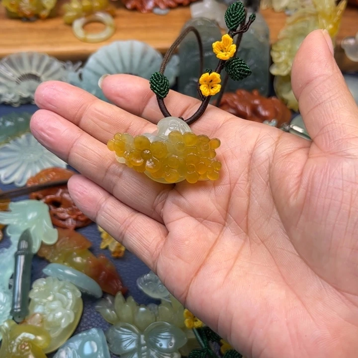 书***师蛇纹石玉合金吊坠
