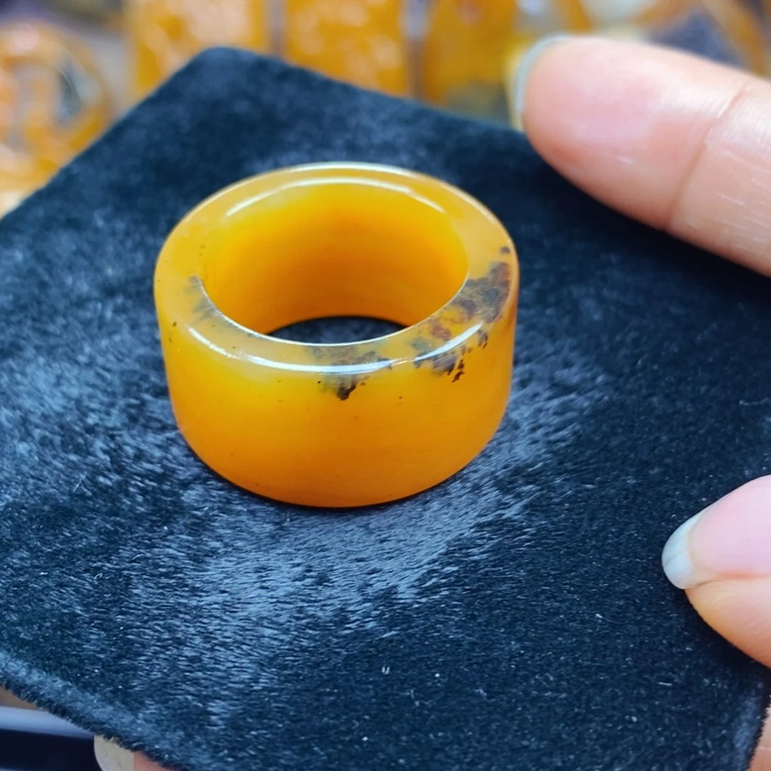 未镶嵌石英质玉（黄龙玉）颈饰