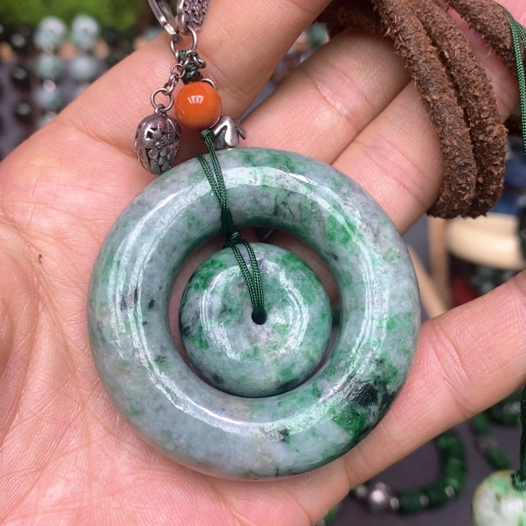 翡翠颈饰未镶嵌漂亮美眉