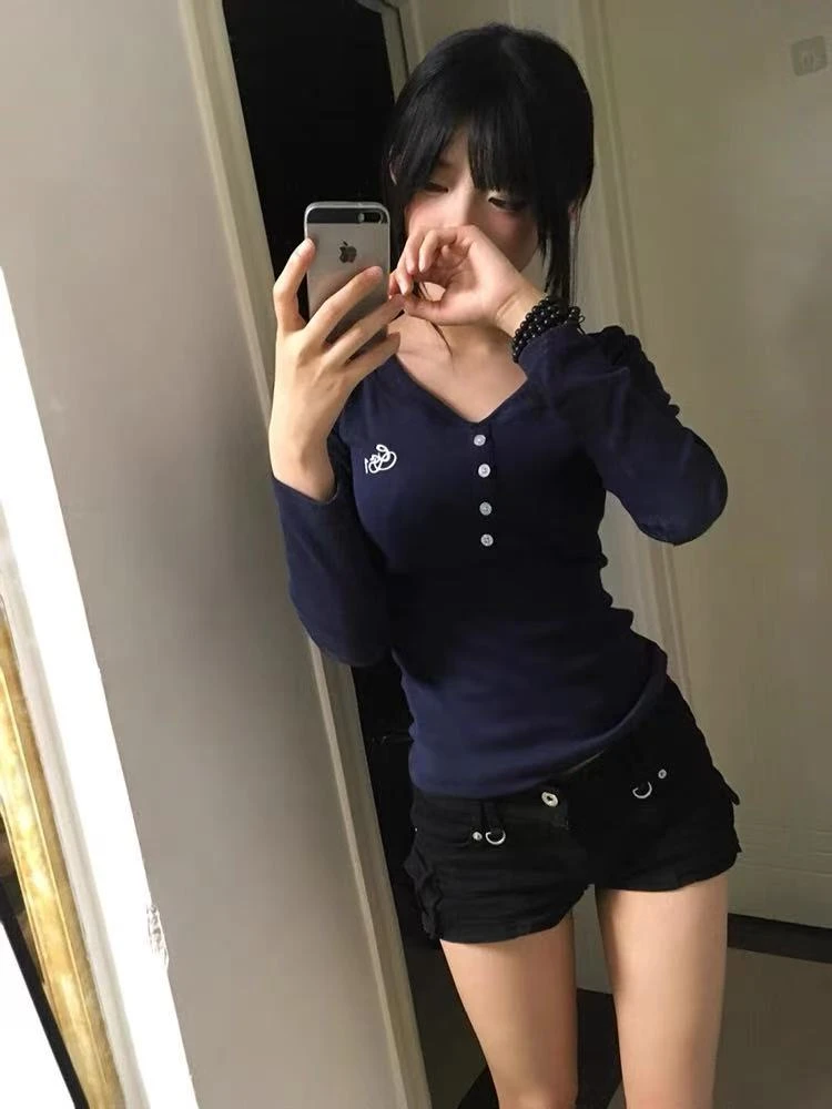 美式刺绣纽扣长袖t恤女秋冬季新款修身显瘦甜辣妹短款打底衫上衣