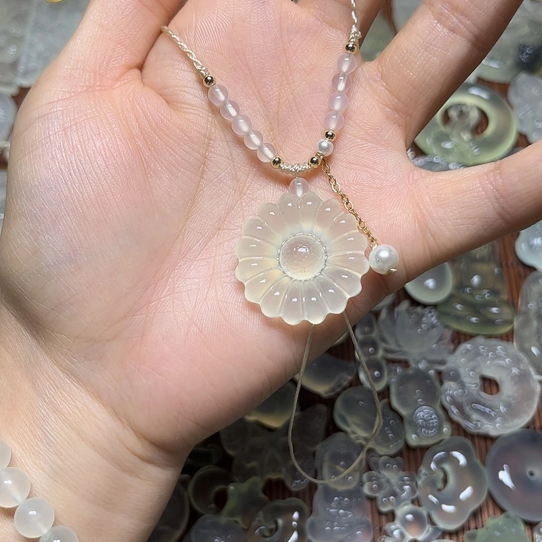 春***员岫玉未镶嵌颈饰吊坠