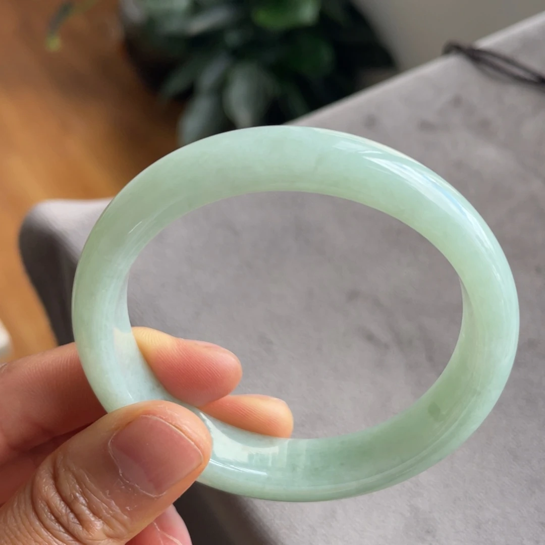 翡翠未镶嵌手镯绿底贵妃