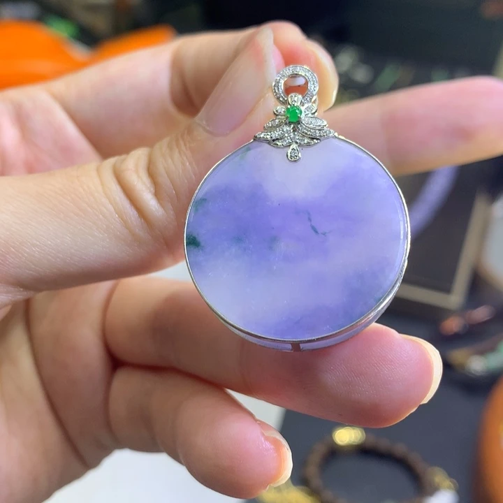 颈饰18K金镶嵌翡翠