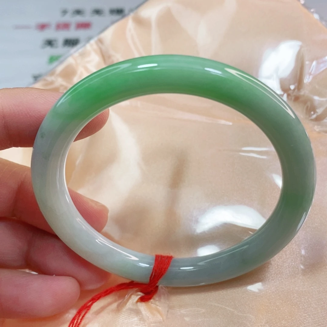 翡翠手镯未镶嵌54.8圈口圆条