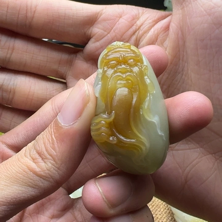 修***衣切末摘色关公吊坠