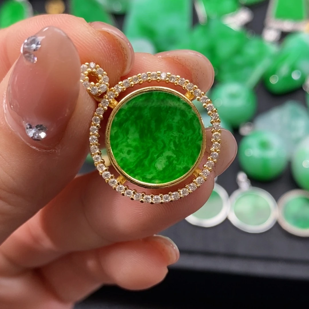 翡翠颈饰银S925镶嵌小****?翡翠