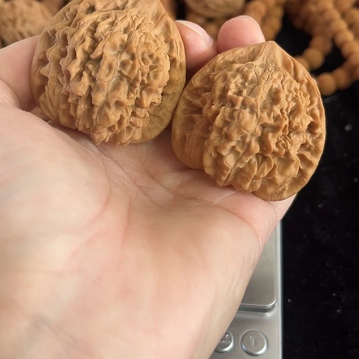 把件文玩核桃46左右微微瑕官帽，编号005