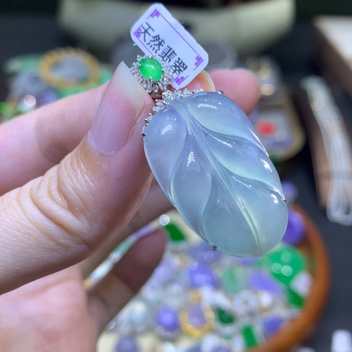 颈饰18K金镶嵌翡翠