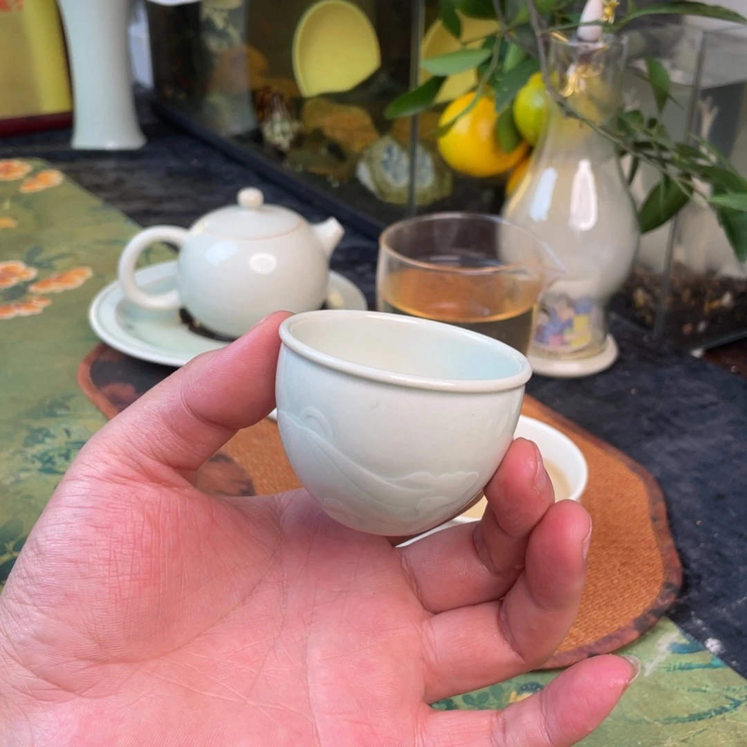 微瑕青釉刻花纹饰缸式杯