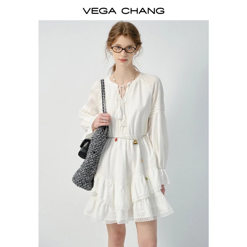 VEGA CHANG法式连衣裙女2025年春季新款喇叭袖V领高级感白色裙子