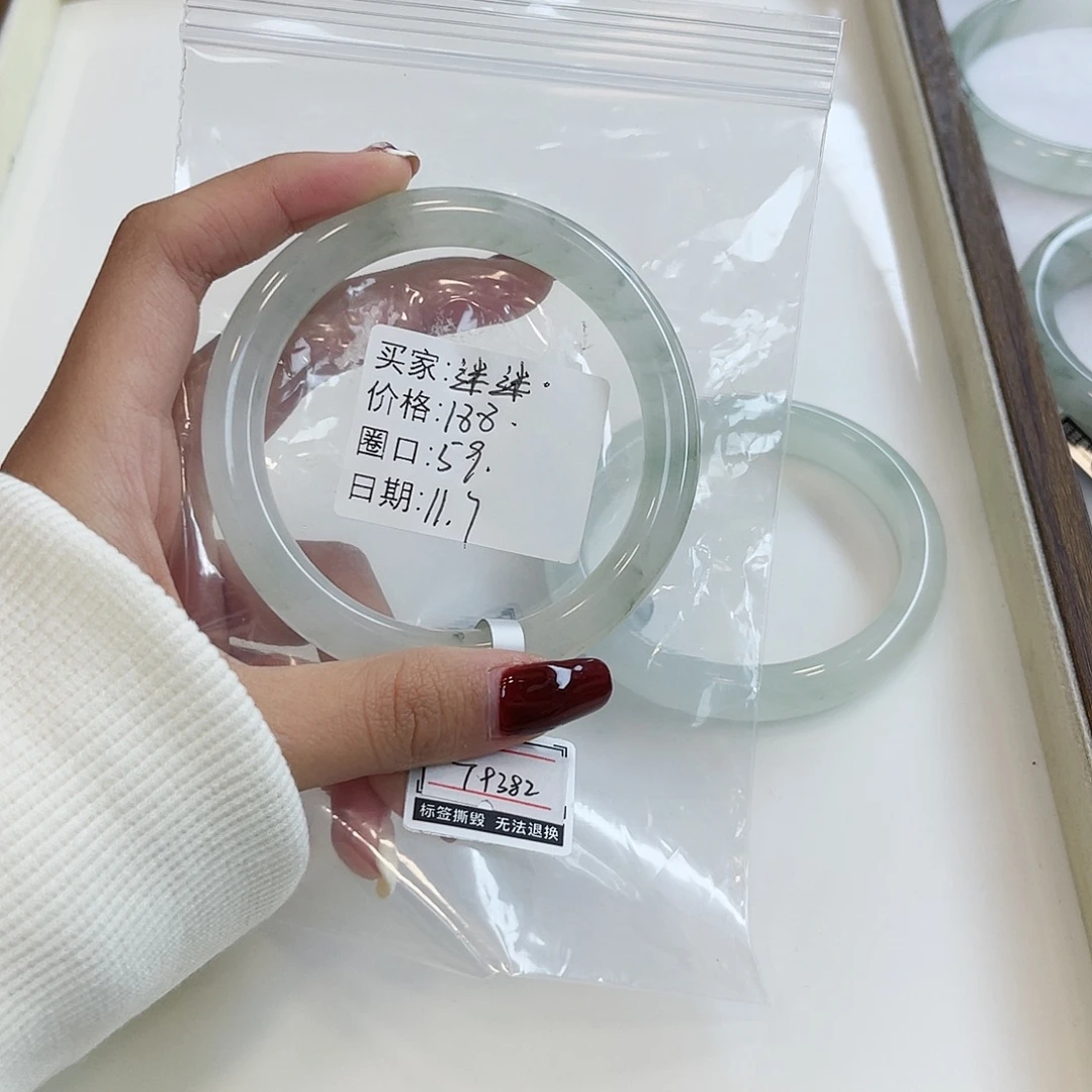 迷***糊石英质玉未镶嵌手镯