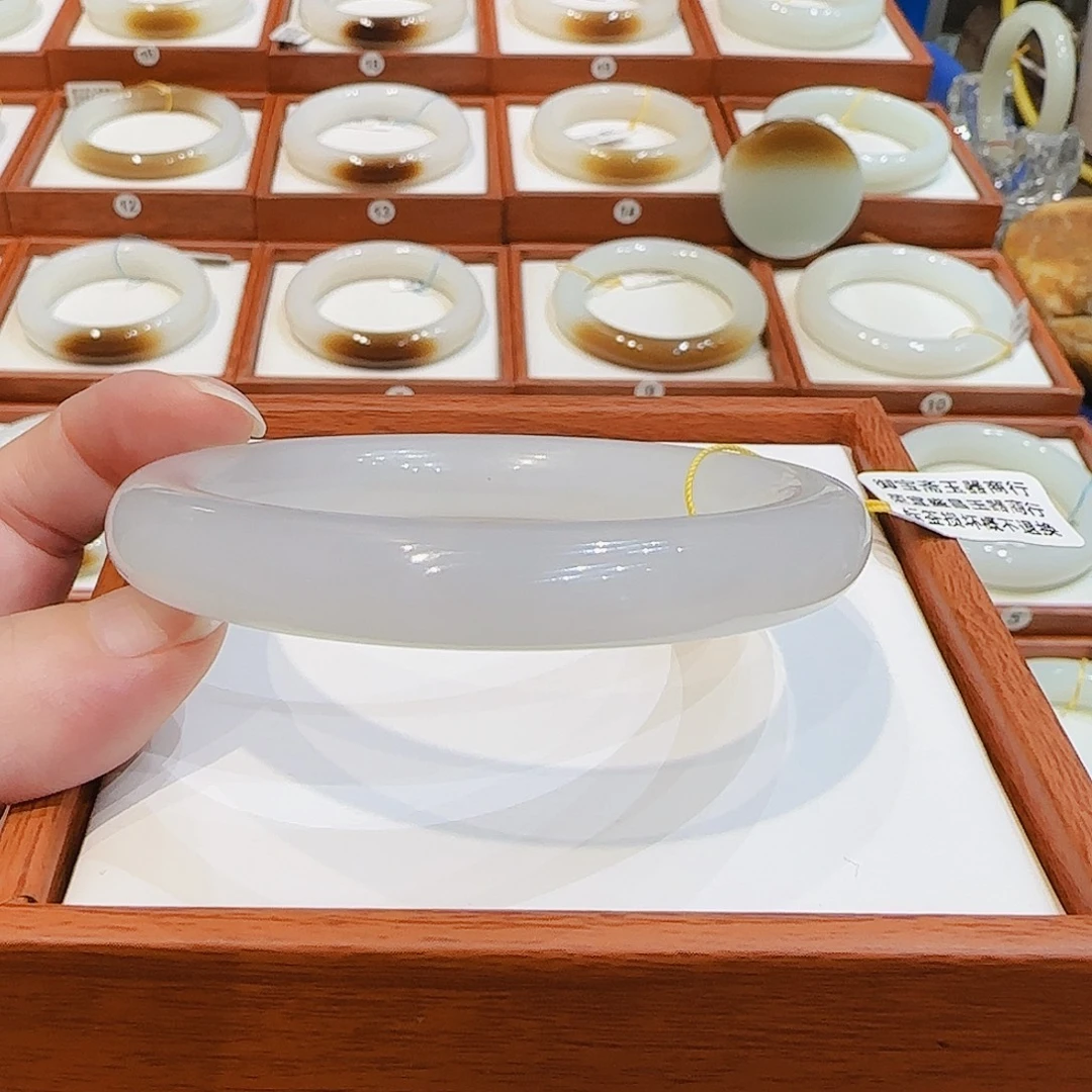 和田玉未镶嵌手镯