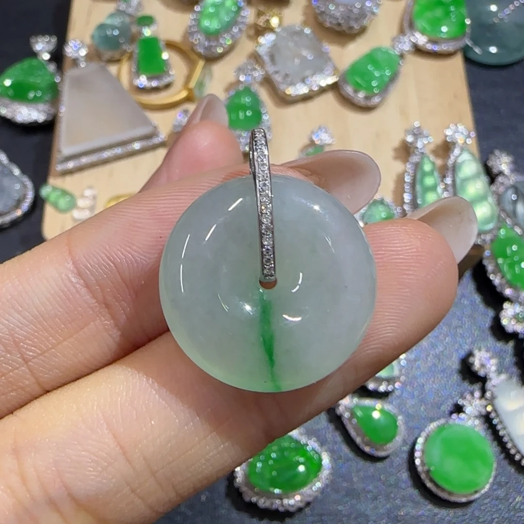 颈饰18K金镶嵌翡翠精品