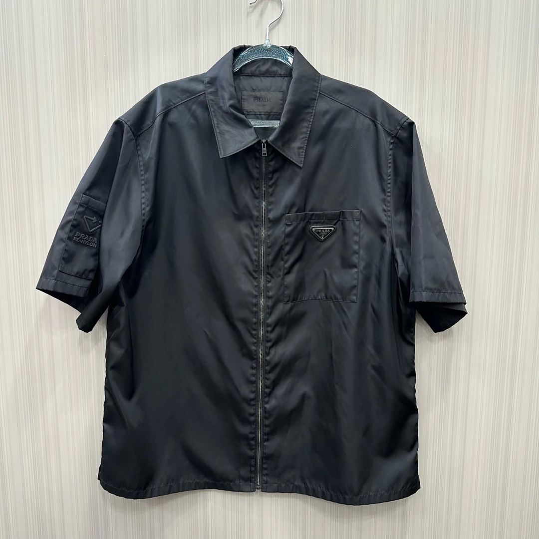 99新 Prada/普拉达 胸前钢标衬衫短袖 尺码：L 衣长73 10155