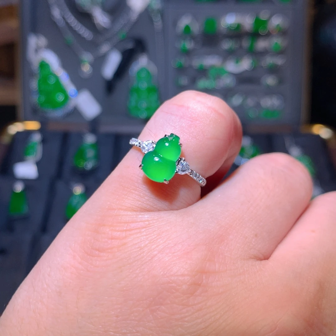 18K金镶嵌戒指翡翠葫芦