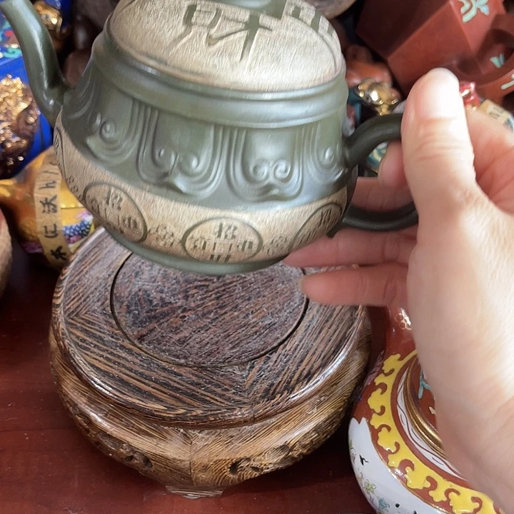 红泥茶壶原矿泥料手工制作的一把紫砂壶。