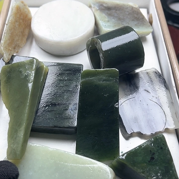 和田玉（糖玉）和田玉边角料9K金镶嵌大*宝