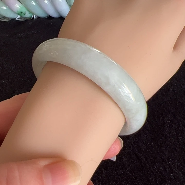 翡翠未镶嵌手镯编号49660圈口57.2