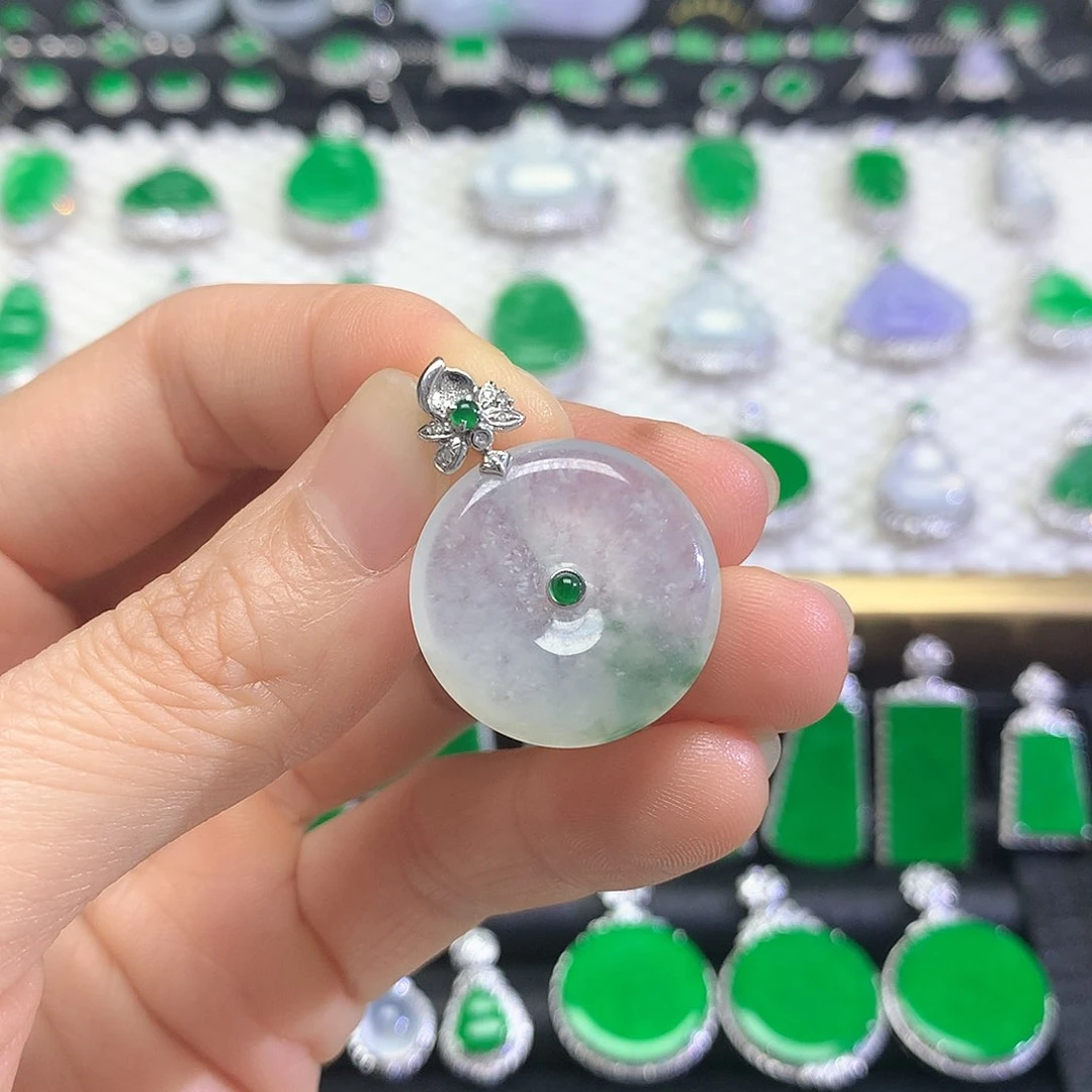 颈饰18K金镶嵌翡翠吊坠