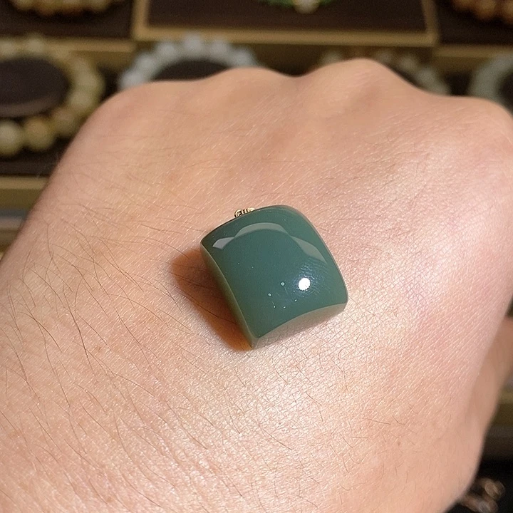 【闪购商品】吊坠(不含链)18K金镶嵌和田玉（碧玉）