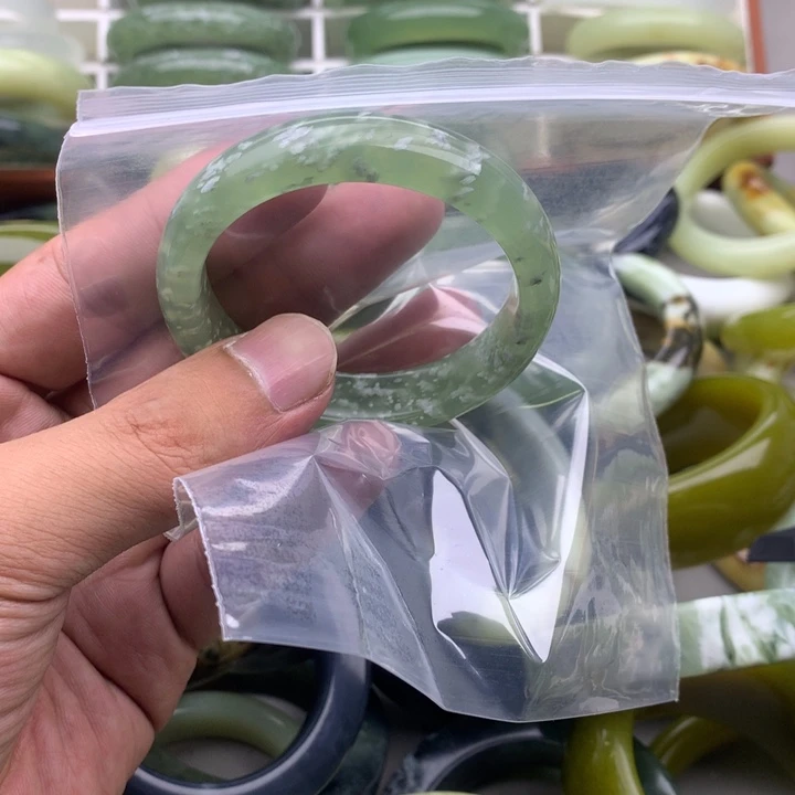 圈****未镶嵌蛇纹石玉手镯