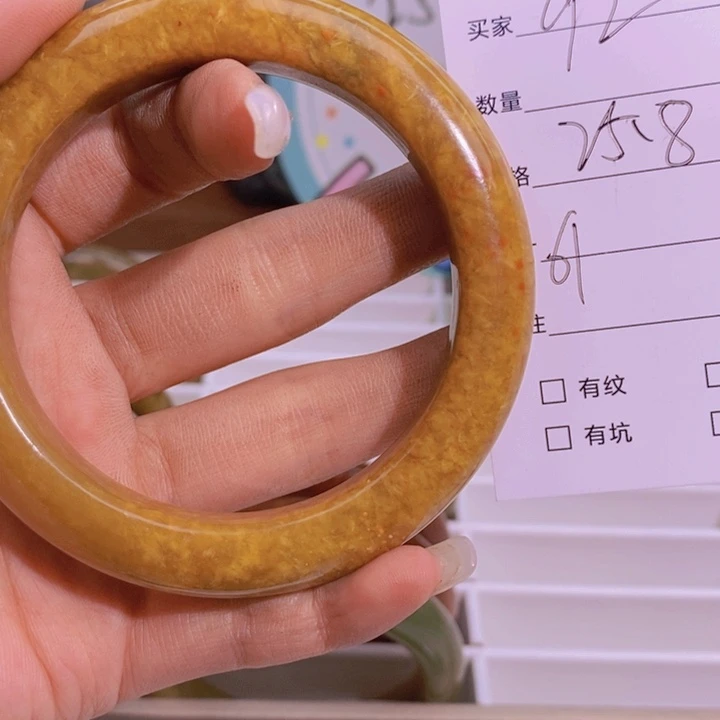 蛇纹石玉手镯未镶嵌小****?