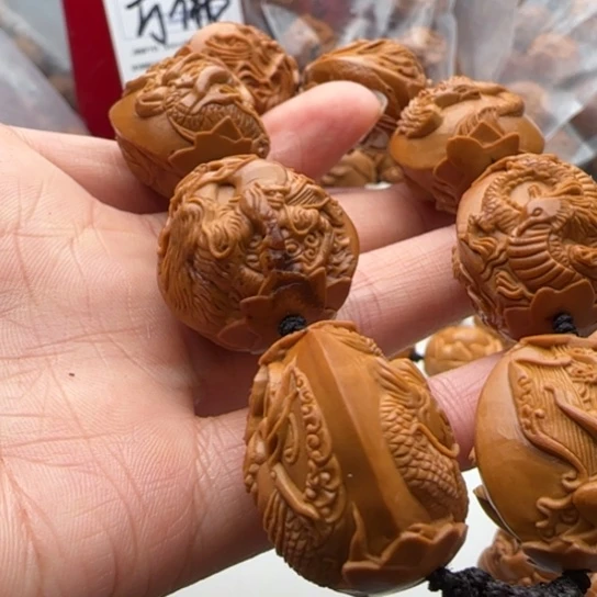 橄榄核手串鱼**海雕刻工艺