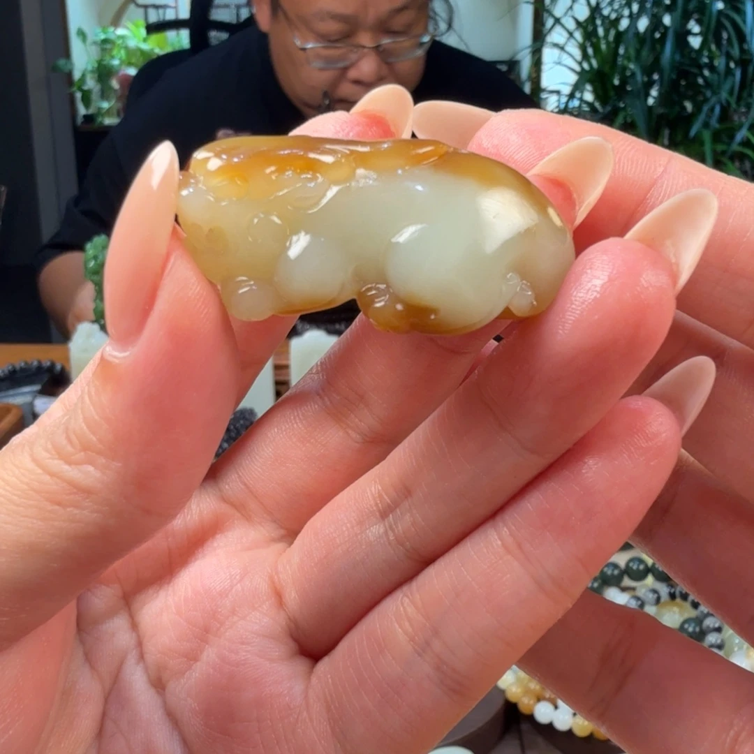 一***红和田玉未镶嵌颈饰