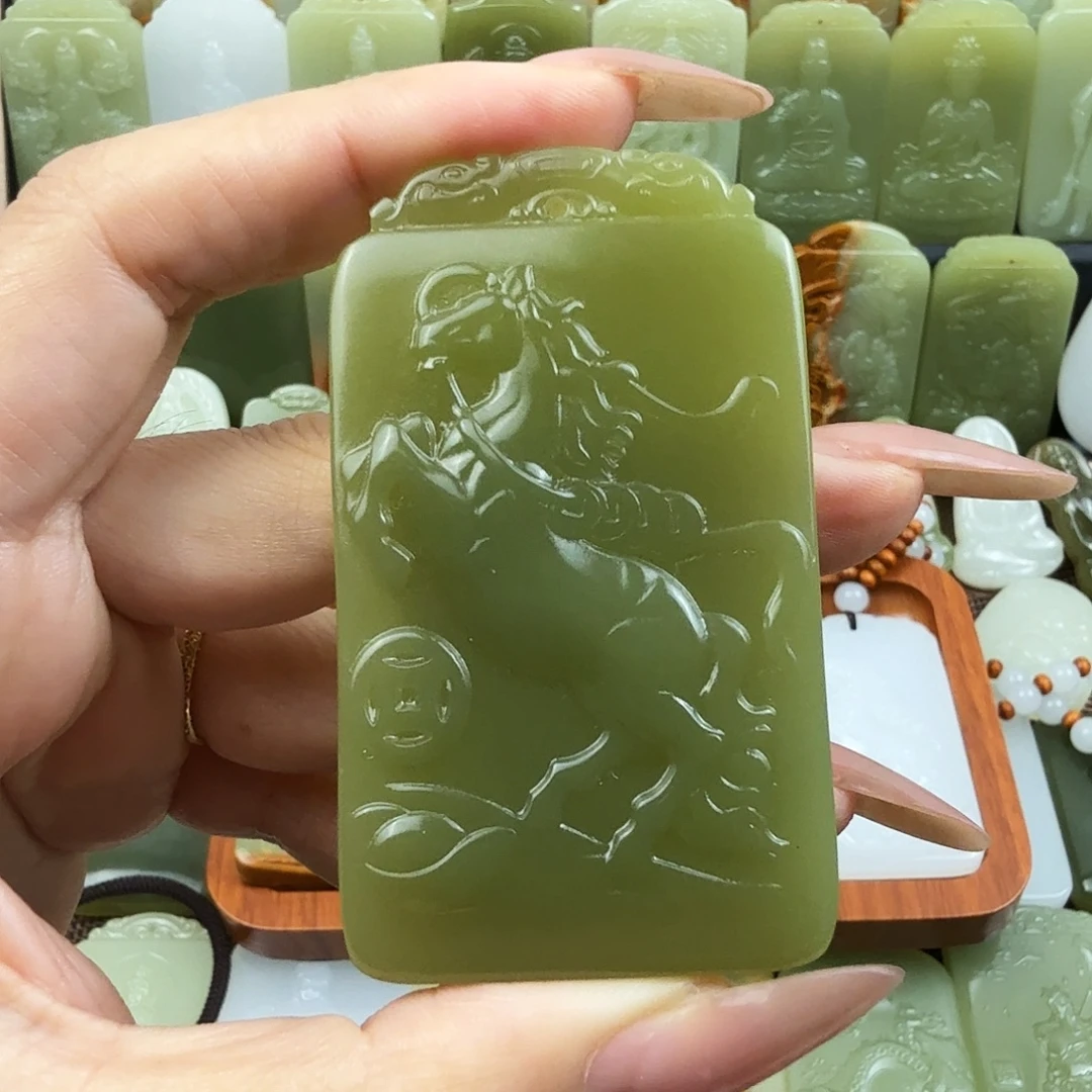 菠菜绿生肖马吊坠
