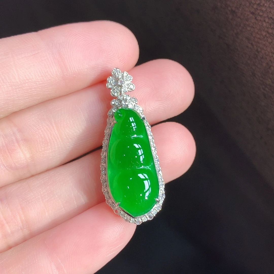 颈饰18K金镶嵌翡翠