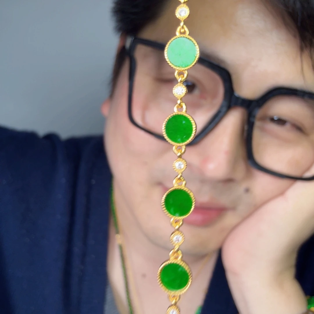 翡翠未镶嵌颈饰一件