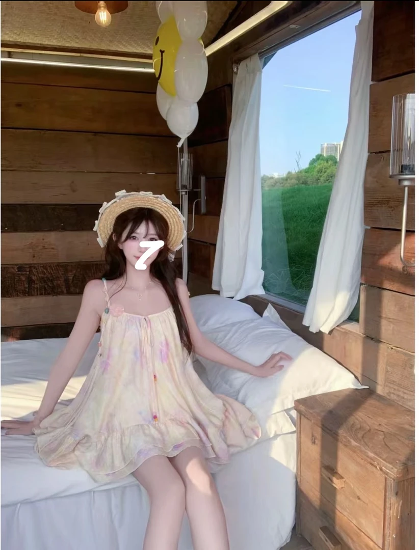 甜美可爱小清新扎染吊带花朵连衣裙女夏小众设计感收腰显瘦两件套