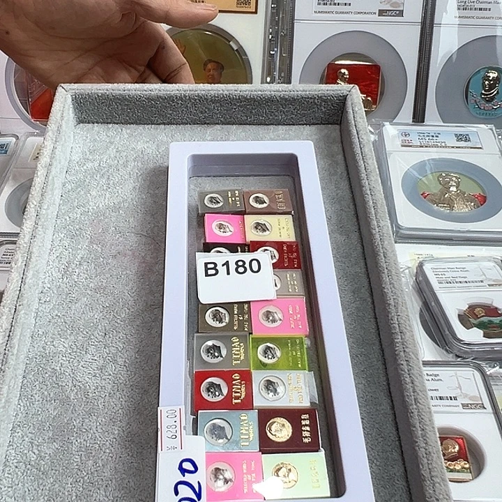 奋***生其他普通金属精品像章180号像章18枚