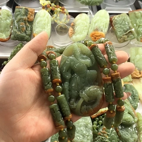 苹***果和田玉未镶嵌吊坠(赠链)