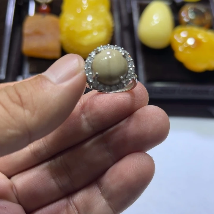 天***丽未镶嵌颈饰琥珀琥珀吊坠